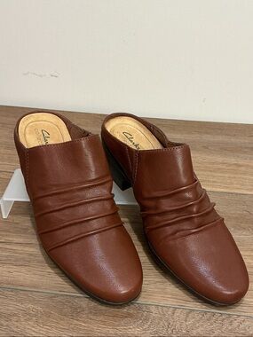 Clarks Women's Emily Charm Brown Leather Slip-On Mules, size 11